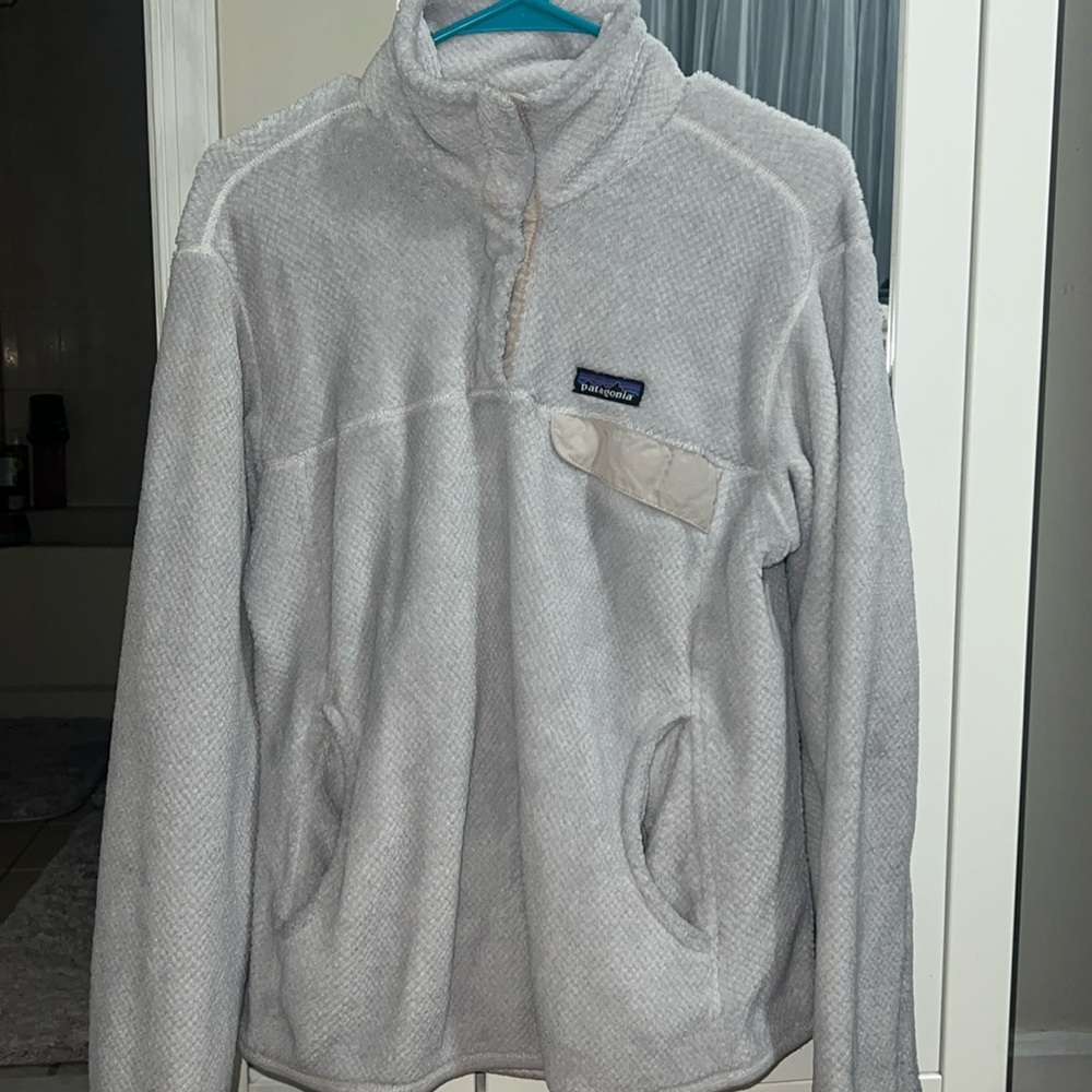 Patagonia pullover in off white color
